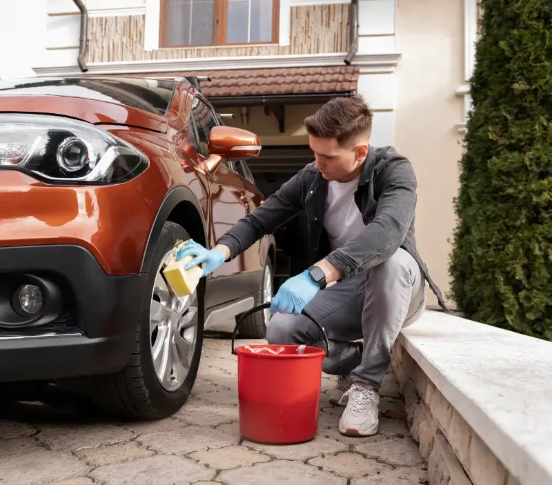 Lavage auto à domicile Saint-Ours : professionnel intervenant sur un véhicule